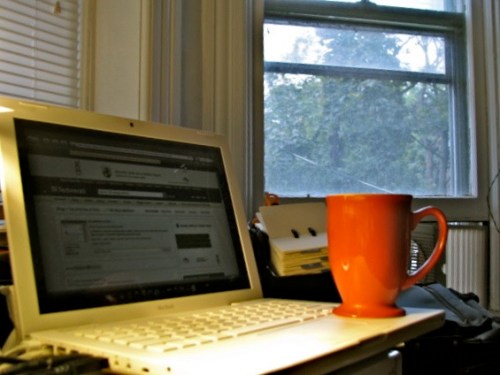 my coffee mug & MacBook at couple feet from the window at Cucumber Alley and Washington Ave., Schenectady Stockade - 18Sep09mug