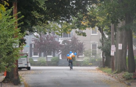 Walkabout 2009 - balloon distribution on misty Front St. - 8 AM - 26Sept09