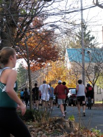 runners enter Washington Ave. from Front St. - Stockade-athon 2009