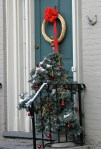 Christmas tree on stoop of 31 Front St. Schenectady - 06Dec09