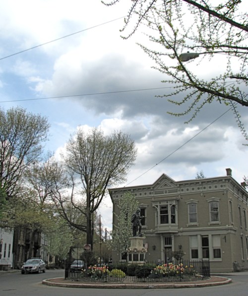 a wide look at the Lawrence Circle in the Schenectady Stockade at the height of tulip season - 21Apr2010