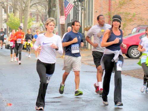 runners in Stockade-athon 2012 passing the Alley