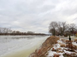 scene from the west end of Riverside Park lpking east along the Mohawk River at Schenectady NY about 9 am on 12Jan2014